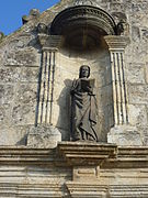 Le Tréhou : église paroissiale Sainte-Pitère, statue de sainte Pitère au-dessus du porche.
