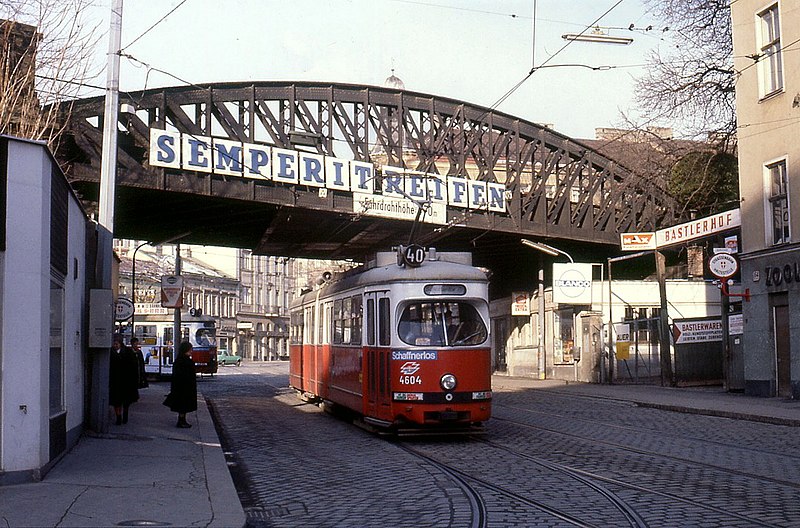 File:077L01060181 Vorortelinie, Station Gersthof, Blick Richtung Gersthoferstrasse, Linie 40 Typ E 4604.jpg