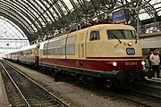 2. KW Die 103 235-8 der Deutschen Bundesbahn im Dresdner Hauptbahnhof mit einem Sonderzug (2007).