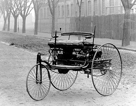 Первый автомобиль второй первую половину. Motorwagen Карл Бенц 1886. Первый автомобиль 1885 Карл Бенц. Карл Бенц 1885. Автомобиль Карл Бенц 1885.