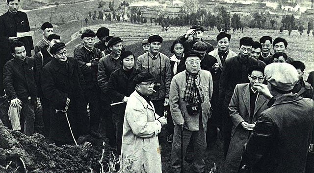 Yang (center) at the Lantian Man site in 1965