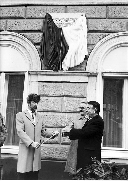 Unveiling the Max Steiner-plaque in 1988 (f.l. R. Blumauer, H. Weißmann, Helmut Zilk)