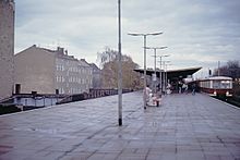 Bahnsteig des S-Bahnhofs mit Zug der Baureihe 277, 1991