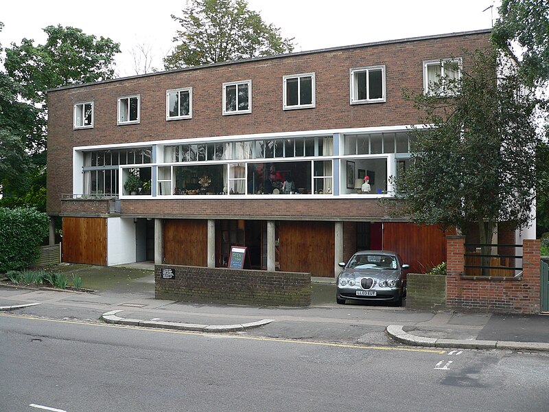 File:1 2 3 Willow Road Hampstead London 20050924.JPG