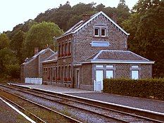 Une halte de type 1893 à Dorinne-Durnal. Selon les localités, elles employaient la brique ou la pierre de diverses couleurs.