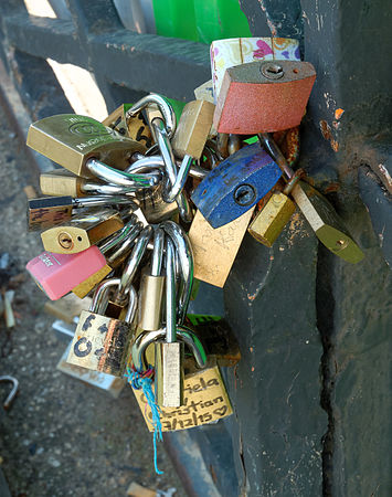 Cadenas d'amour sur le pont de l'Archevêché.