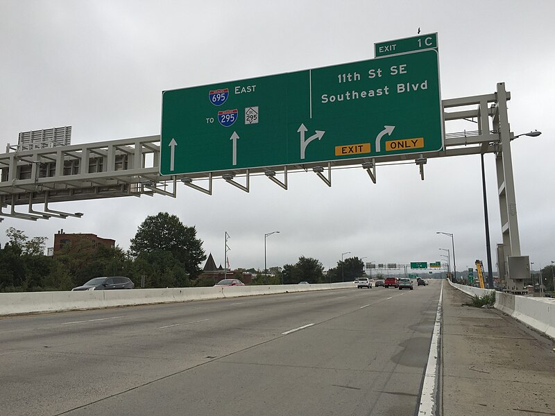 File:2016-10-02 08 36 43 View east along Interstate 695 (Southeast Freeway) between 4th Street SE and 5th Street SE in Washington, D.C..jpg