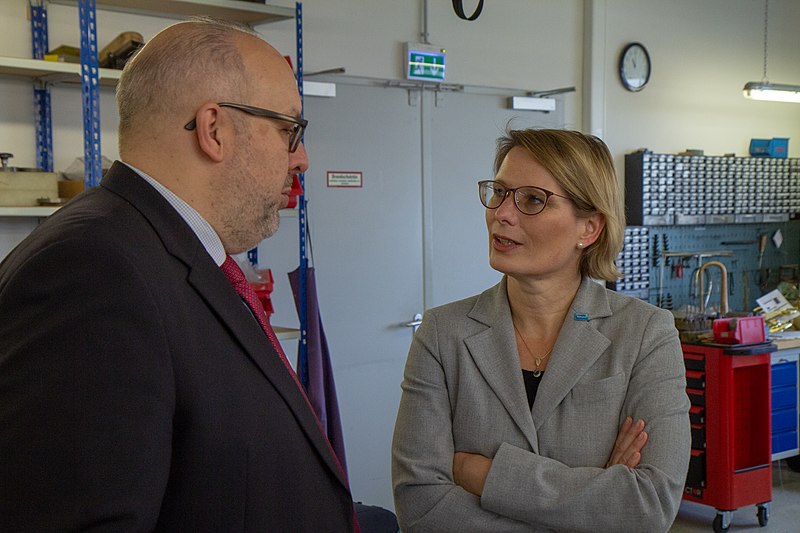 File:2018-11-09 Besuch Minister bei Gebr Alexander Musikinstrumentenfabrik 1056.jpg