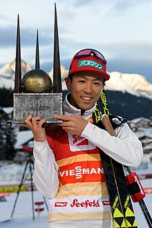 Un hombre que lleva un trofeo.