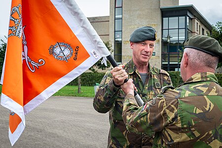 Commandant Landstrijdkrachten luitenant-generaal Martin Wijnen overhandigt de eenheidsvlag aan de eerste commandant van het Geneeskundig Commando, kolonel Henry Bloemendal.