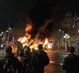 Участники акции сжигают автобус