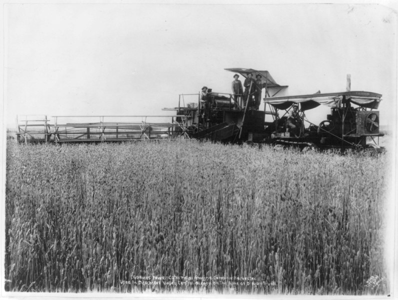 File:60 horsepower caterpillar engine combine harvester used in Deschutes Valley, central Oregon, on the line of the Oregon trunk. LCCN2004673004.tif