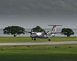 Un Dash 8-200 in atterraggio all'Aeroporto Internazionale di Gan