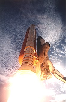 Ein Space Shuttle im Himmel