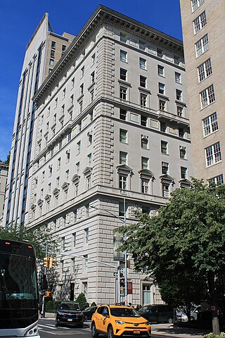 <span class="mw-page-title-main">998 Fifth Avenue</span> Residential building in Manhattan, New York