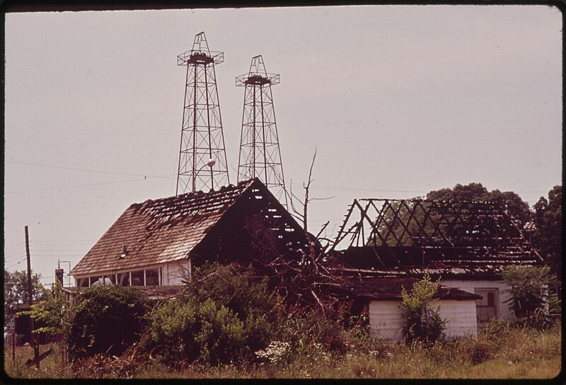 File:ABANDONED OIL DERRICKS BEHIND ABANDONED FARM - NARA - 546150.jpg