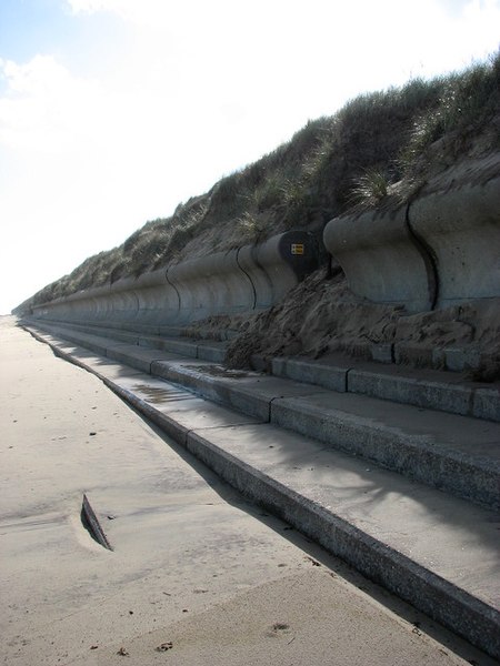 File:A gap in the sea wall - geograph.org.uk - 995192.jpg