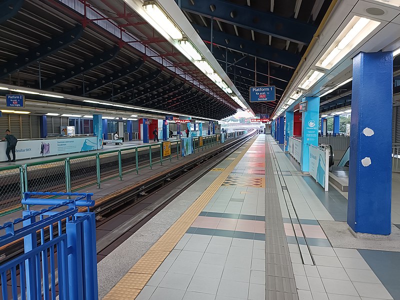 File:Abdullah Hukum LRT Station platform (220709).jpg