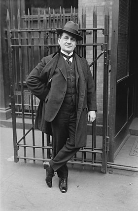 il tenore tedesco Albert Reiss, in posa presso l'ingresso degli artisti del Metropolitan Opera House