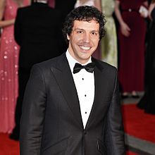 Alex Gaumond en la alfombra roja de los Olivier Awards 2016.jpg