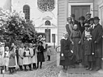Amalia (i prickig blus) och prins Carl (längst fram till höger) med familj den 22 juli 1915 i Gränna
