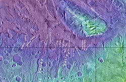 Vyobrazení údolí Hermus Vallis v rámci Amazonis Mensa (NASA)