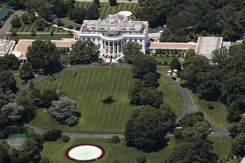 File:An F-35 Flies Over the White House (48052590631).jpg