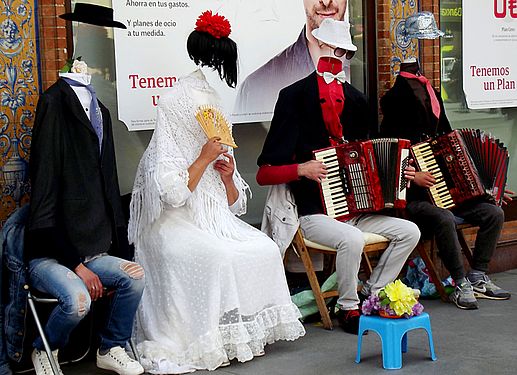 Street performers in Av, de la Constitucion (Seville - Spain)