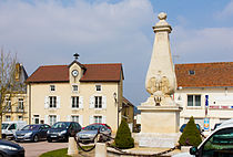 Andelot-Blancheville, Haute-Marne, place du village avec monument aux Morts.jpg