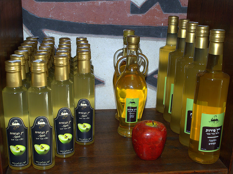 File:Apple wine at Morad Winery in Israel.jpg
