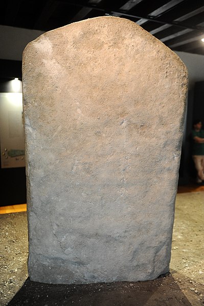 File:Arco I, Statua stele maschile in calcarenite calcirudite, MAG, retro.jpg