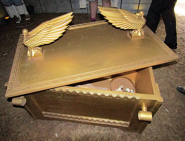 Replica of the ark of the covenant, with the "mercy seat" (kaporet) acting as lid.