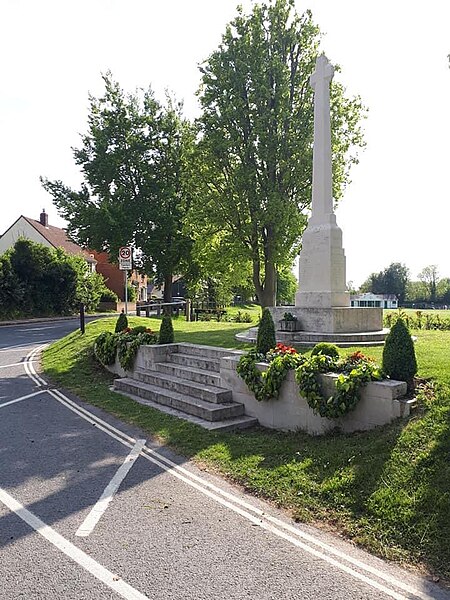 File:Ashwell war memorial side profile.jpg