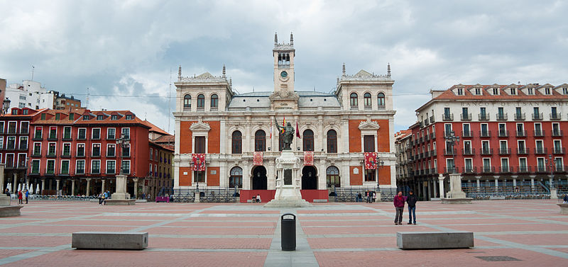 File:Ayuntamiento de la ciudad en la Plaza Mayor de Valladolid.jpg
