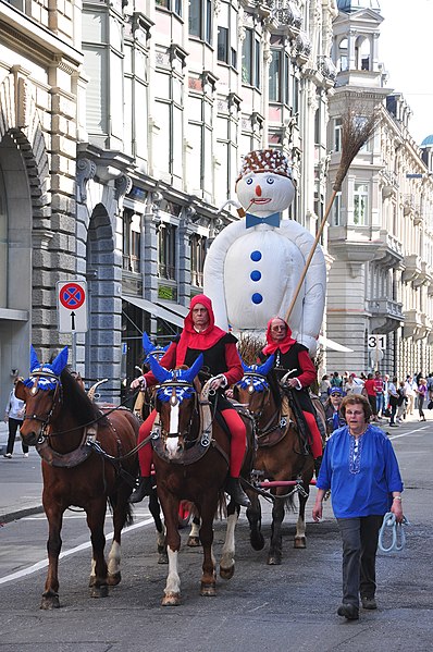 File:Böögg und seine 'Henker - Sechseläuten 2011 - Fraumünsterstrasse 2011-04-10 16-13-24.JPG