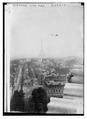 L'avenue vue depuis l'arc de triomphe de l'Étoile.