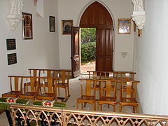 Intérieur d'une chapelle avec son mobilier liturgique.