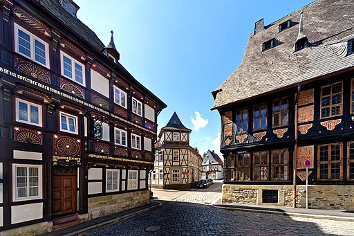 Goslar: Blick von der Einmündung der Schreiberstraße (rechts) in die Bergstraße südwestwärts. Links das Haus ,Zur Börse´, rechts das Siemenshaus, zwei der zahlreichen Fachwerkhäuser in der Altstadt