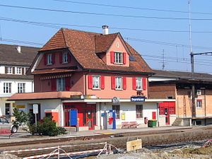 Dreistöckiges Gebäude mit Halbdach