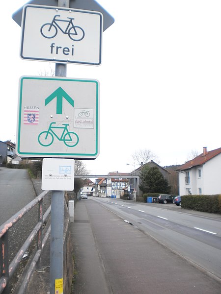 File:Bicycle route Lahntalradweg in Cölbe, allowed for a slow ride on sidewalk 2018-04-02.jpg