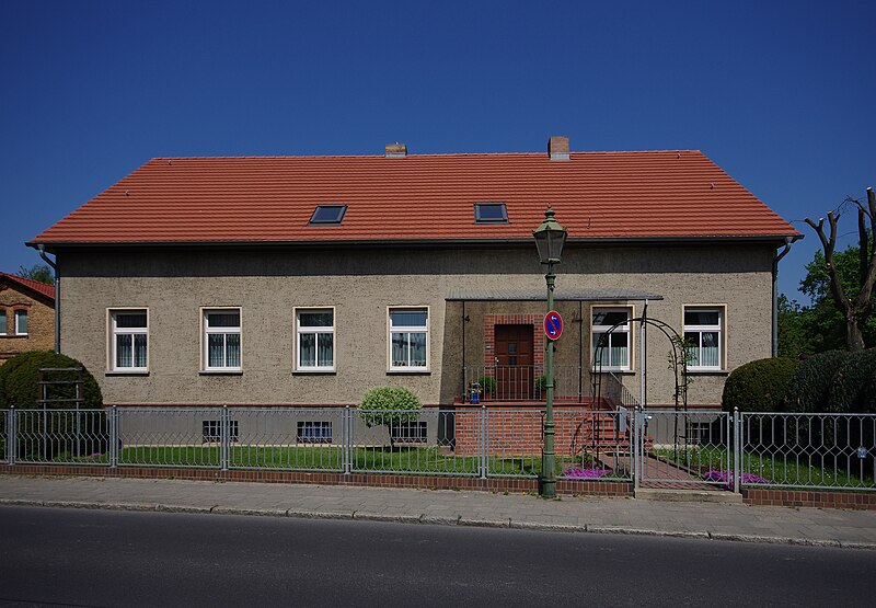 File:Bohnsdorf Dorfplatz 14.jpg