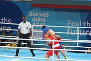 Deutsch: Boxen bei den Olympischen Jugendspielen 2018 Tag 12, 18. Oktober 2018 - Finale im Leichten Weltergewicht Jungen – Ilia Popov (Russland, rot) schlägt Talgat Shaiken (Kasachstan, blau) 4-1; Ringrichter ist James Beckles (Trinidad und Tobago). English: Boxing at the 2018 Summer Youth Olympics on 18 October 2018 – Final Light Welterweight Boys Bout - Ilia Popov (Rusia, rojo) supera a Talgat Shaiken (Kazajstán, azul) 4-1; Referee is James Beckles (Trinidad and Tobago). Español: Boxeo en los Juegos Olímpicos Juveniles de Verano de 2018 en 18 de octubre de 2018 - Chicos de peso welter ligero final: Ilia Popov (Uzbekistán, roja) le gana a Talgat Shaiken (Egipto, azul) 4-1; El árbitro es James Beckles (Trinidad y Tobago).