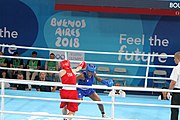 Deutsch: Boxen bei den Olympischen Jugendspielen 2018 Tag 12, 18. Oktober 2018 - Finale Leichtgewicht Mädchen – Junioren-Weltmeisterin und dreifache Juniorinnen-Europameisterin Caroline Sara DuBois (Großbritannien, blau) schlägt Juniorinnen-Asienmeisterin Porntip Buapa (Thailand, rot). English: Boxing at the 2018 Summer Youth Olympics on 18 October 2018 – Girls' lightweight Gold Medal Bout – Caroline Sara DuBois (Grat Britain, blue) wins over Porntip Buapa (Thailand, red). Español: Boxeo en los Juegos Olímpicos Juveniles de Verano de 2018 en 18 de octubre de 2018 - Combate de medalla de oro de peso ligero para niñas - Caroline Sara DuBois (Gran Bretaña, azul ) gana sobre Porntip Buapa (Tailandia, rojo).