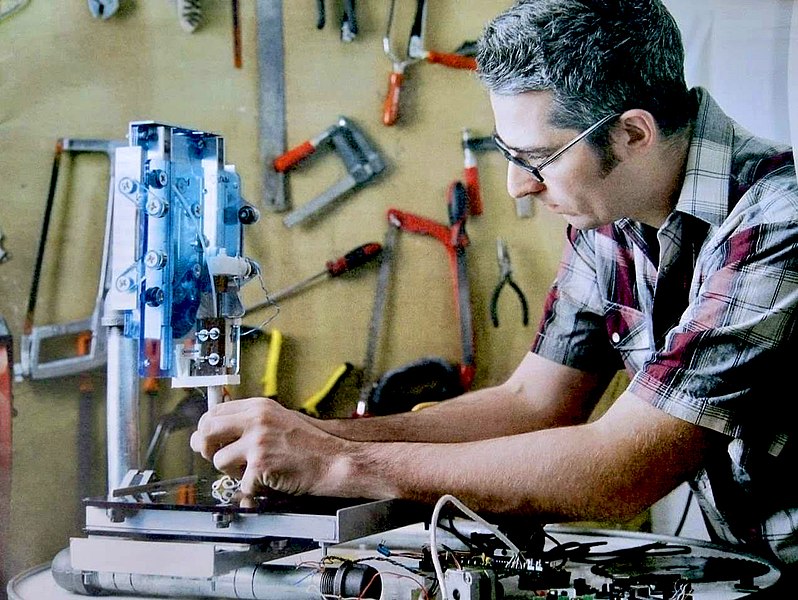 File:Bre Pettis and his first 3D printer (2007).jpg