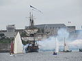 Le Gôtheborg donne le départ de la parade ves Douarnenez le 19 juillet au pied du chateau de Brest