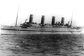 O Britannic fotografado pouco despois da súa conversión como barco hospital, en decembro de 1915.