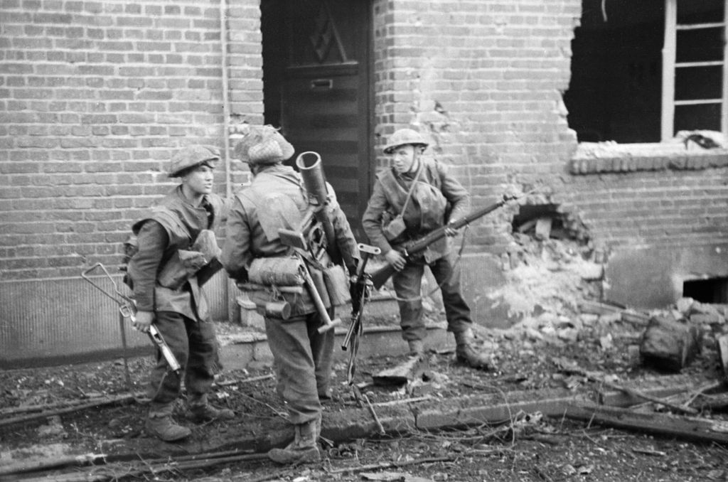 British infantry in action in the streets of Geilenkirchen, Germany, December 1944 BU1335