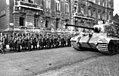Bundesarchiv Bild 101I-680-8283A-12A, Budapest, marschierende Pfeilkreuzler und Panzer VI.jpg