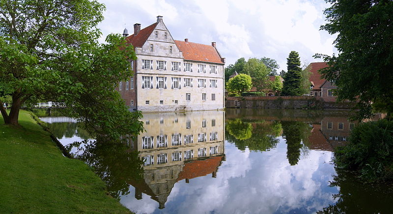 File:Burg Hülshoff mit Gräfte.jpg