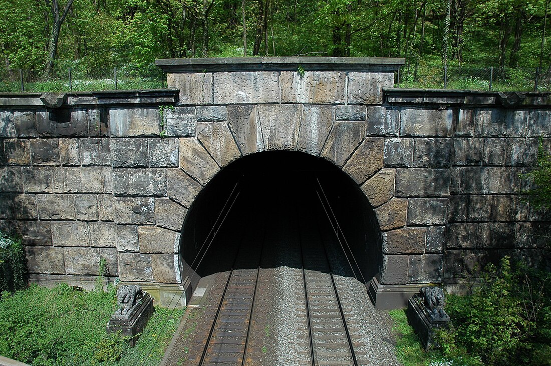 File:Burgbergtunnel Erlangen Südportal.jpg